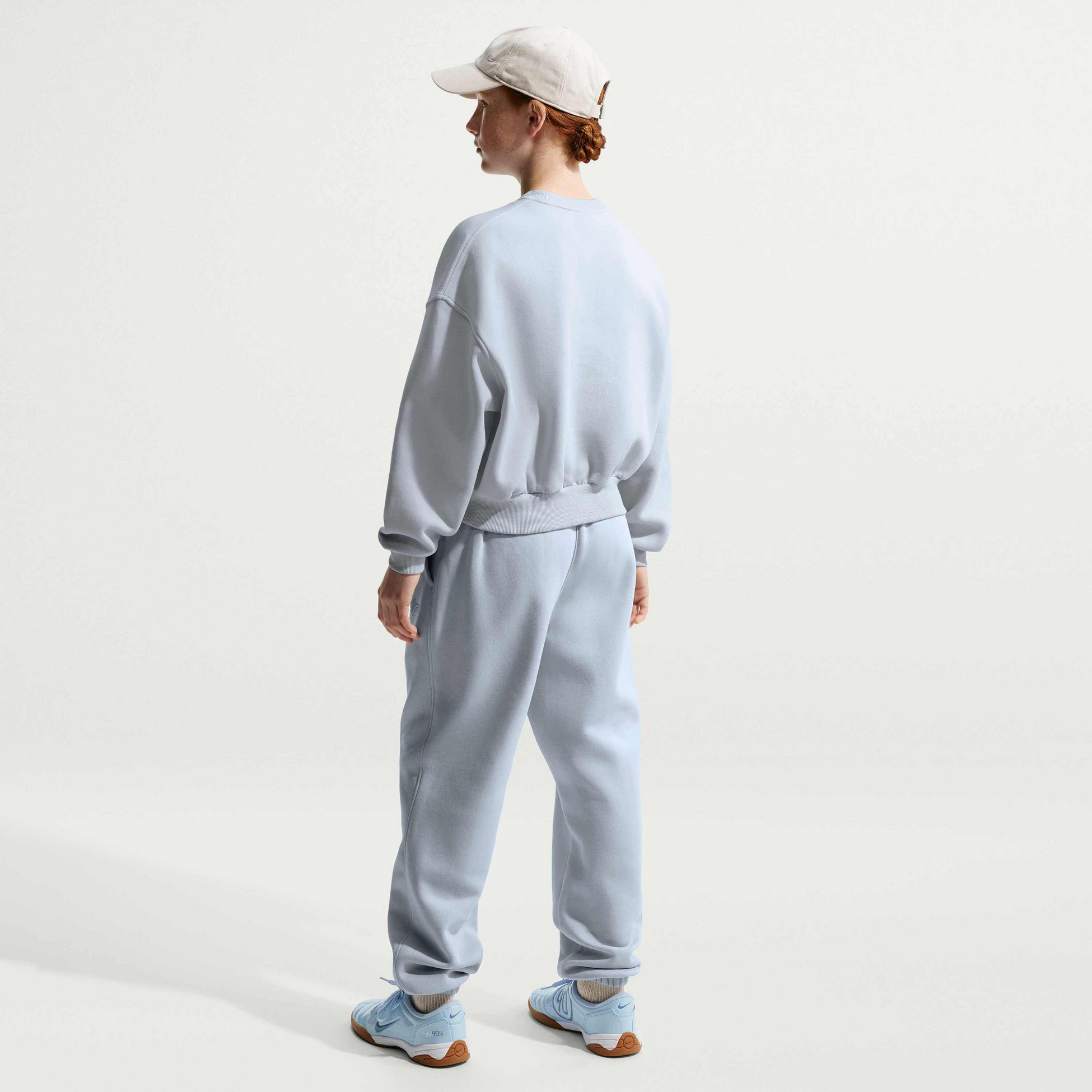 NIKE, Older Kids' (girls') Boxy Crew-neck Sweatshirt Sportswear Club Fleece