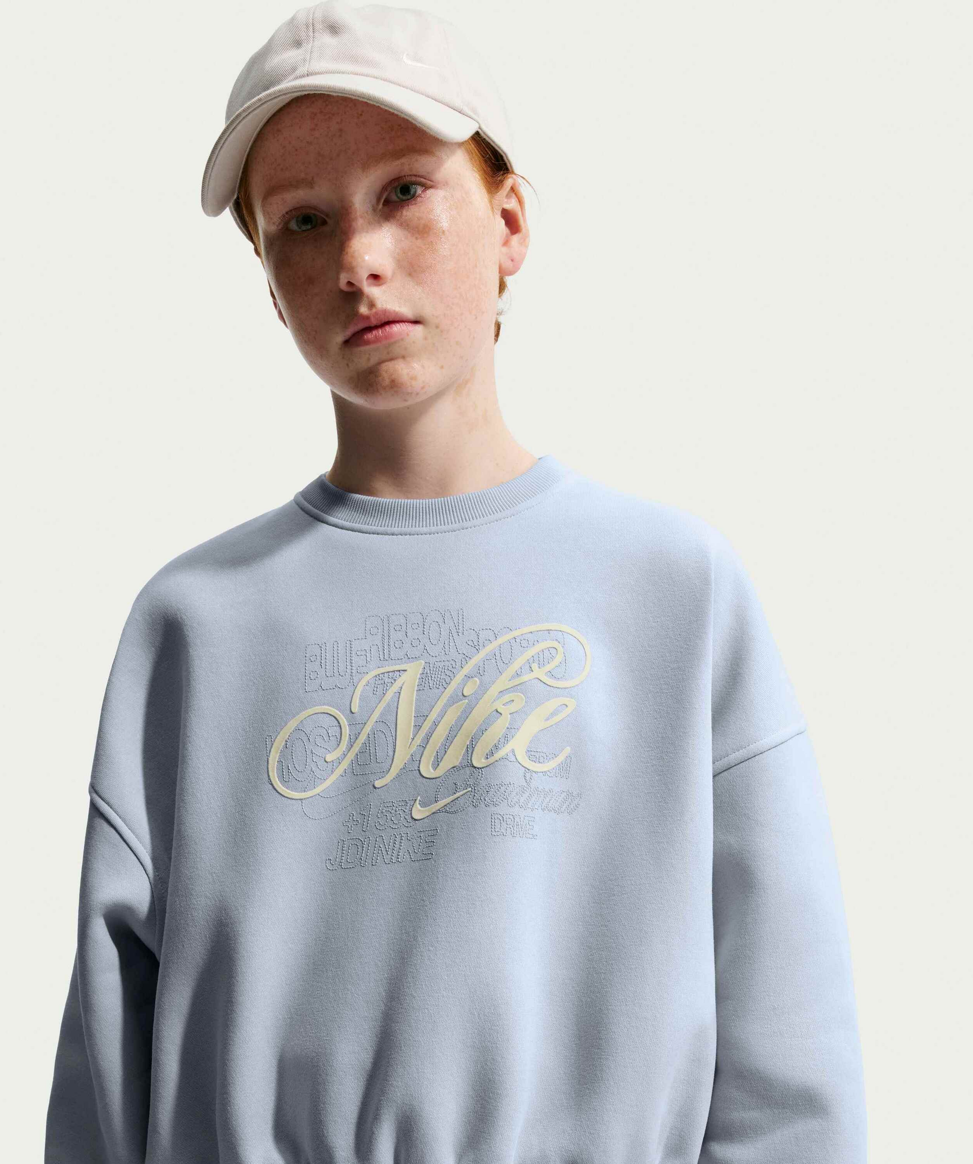 NIKE, Older Kids' (girls') Boxy Crew-neck Sweatshirt Sportswear Club Fleece