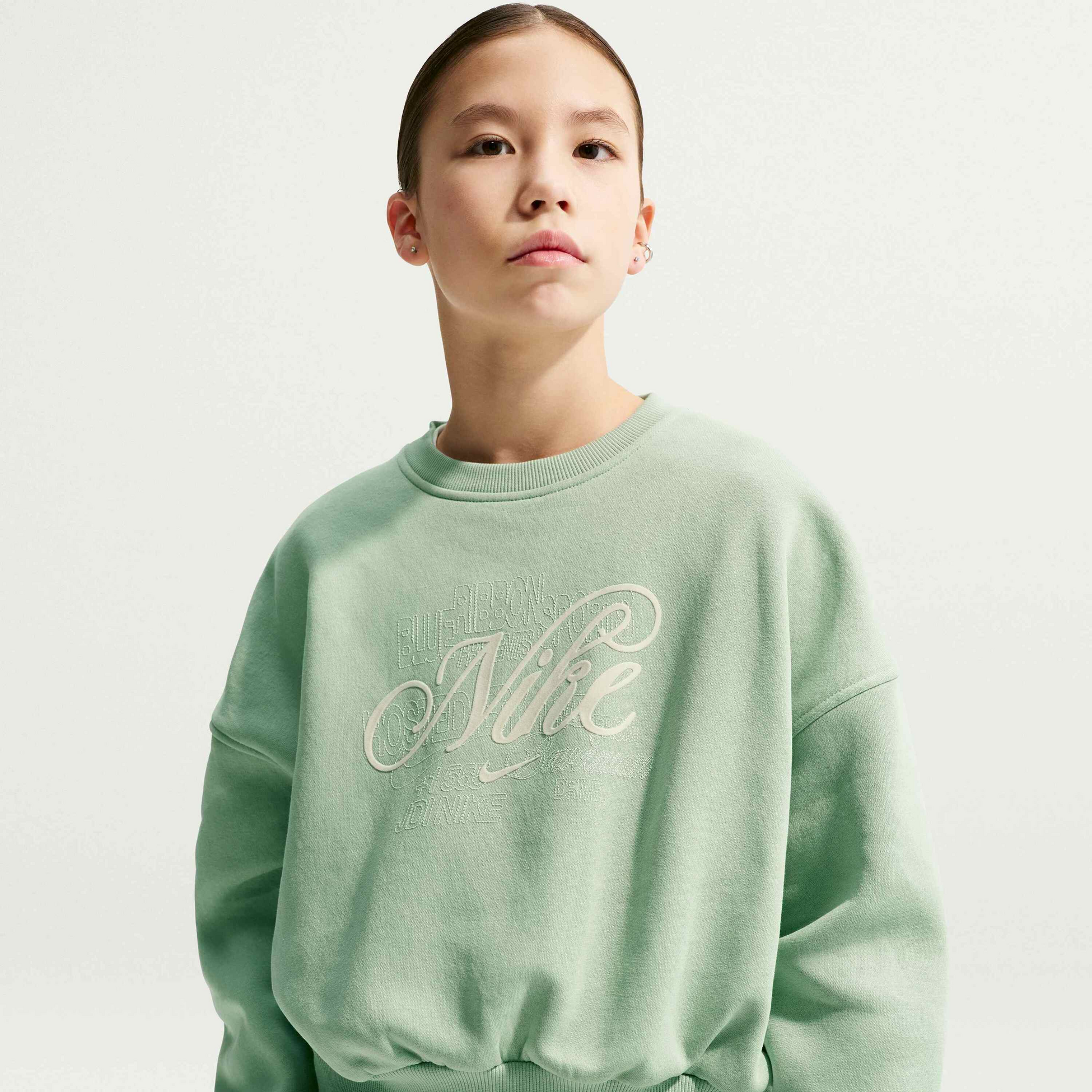 NIKE, Older Kids' (girls') Boxy Crew-neck Sweatshirt Sportswear Club Fleece