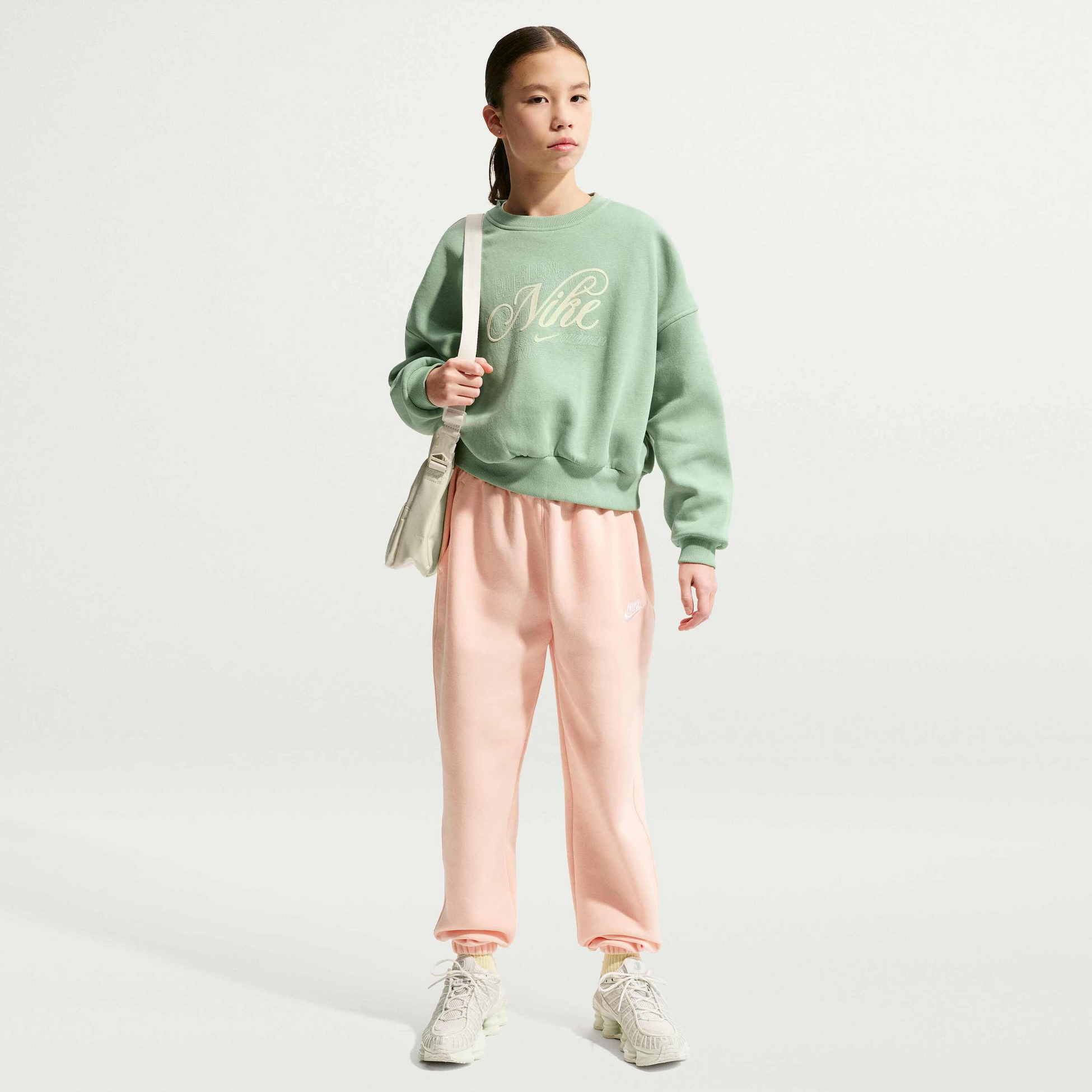 NIKE, Older Kids' (girls') Boxy Crew-neck Sweatshirt Sportswear Club Fleece