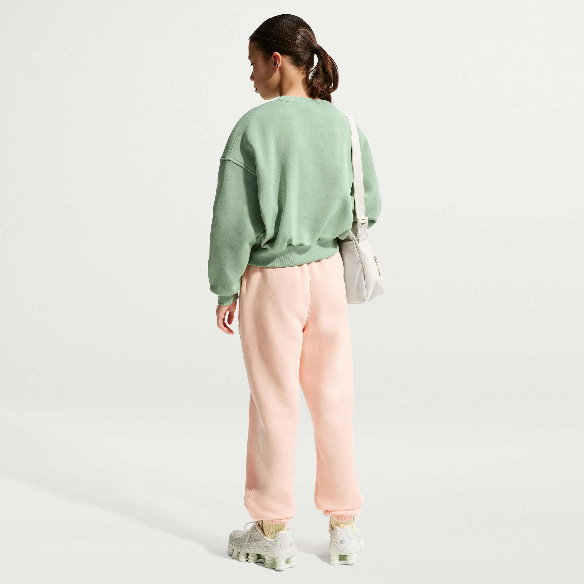 NIKE, Older Kids' (girls') Boxy Crew-neck Sweatshirt Sportswear Club Fleece