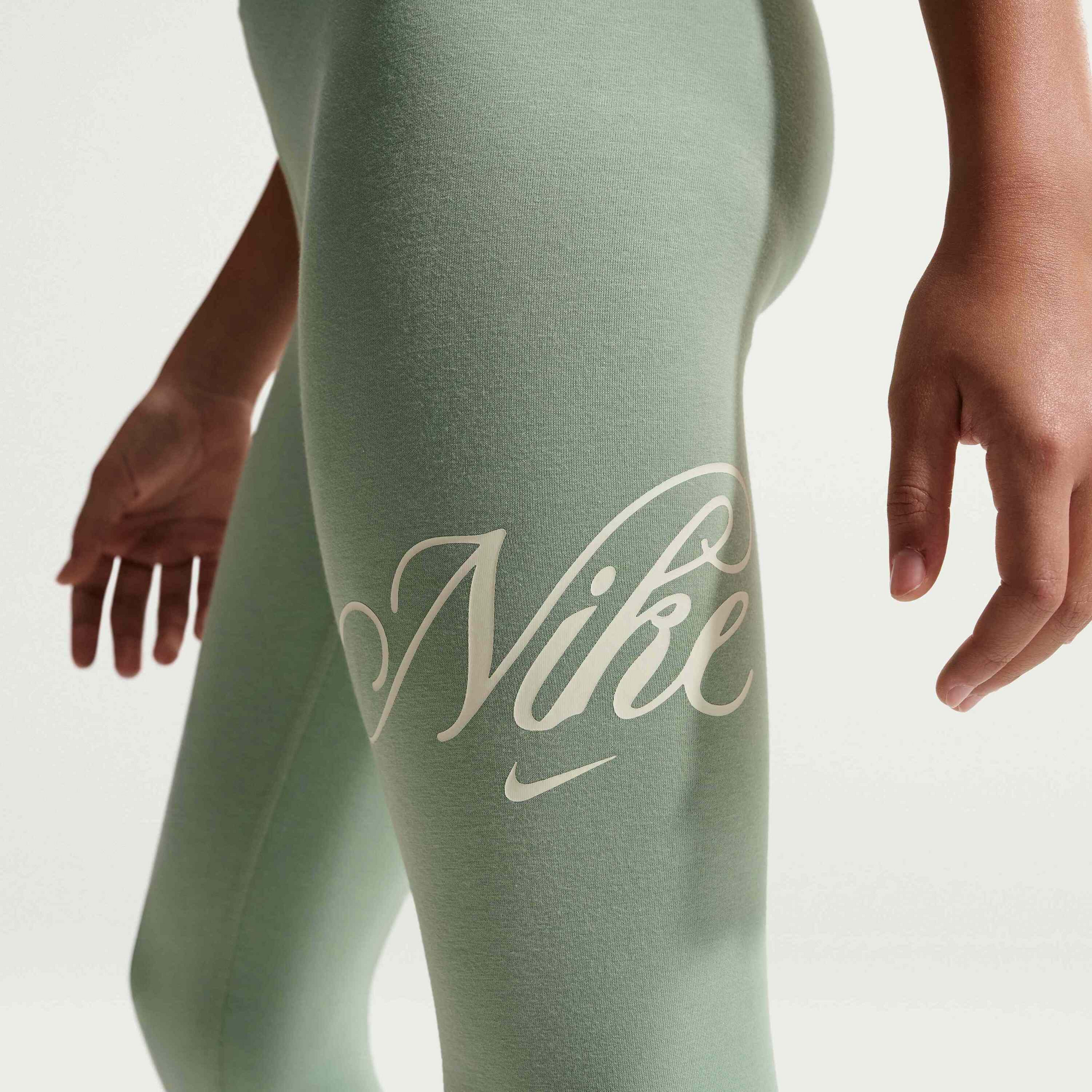 NIKE, Older Kids' (girls') High-waisted Graphic Leggings Sportswear Classic