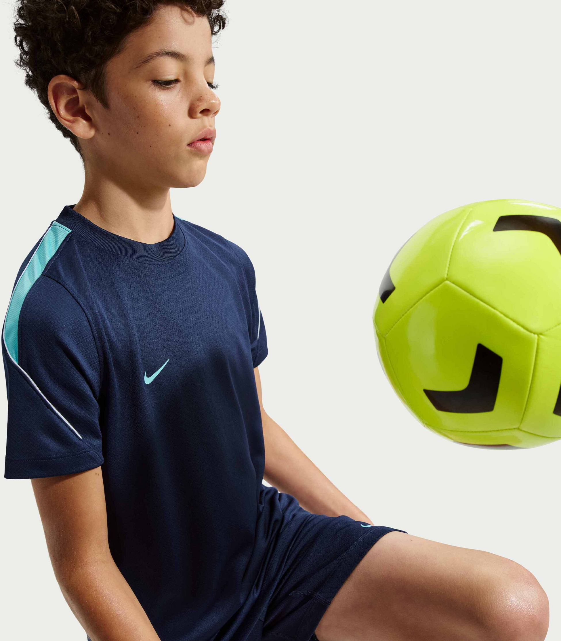 NIKE, Older Kids' Dri-fit Football Short-sleeve Top Strike