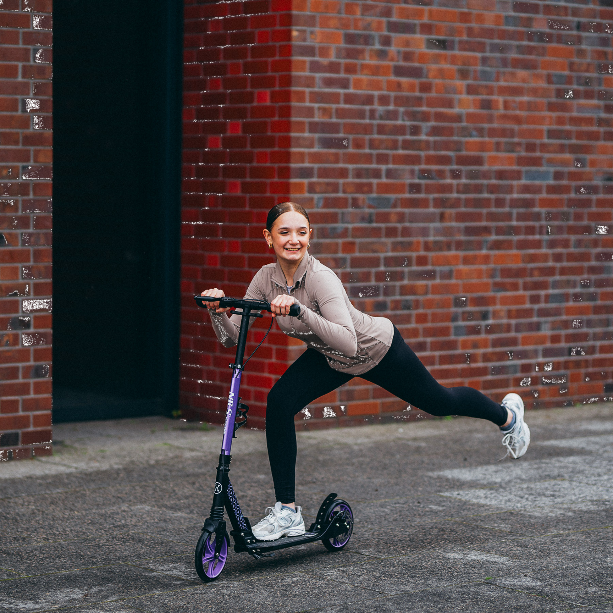 NORTHIX, Violet Kick Scooter, Adjustable Height, Foldable Design