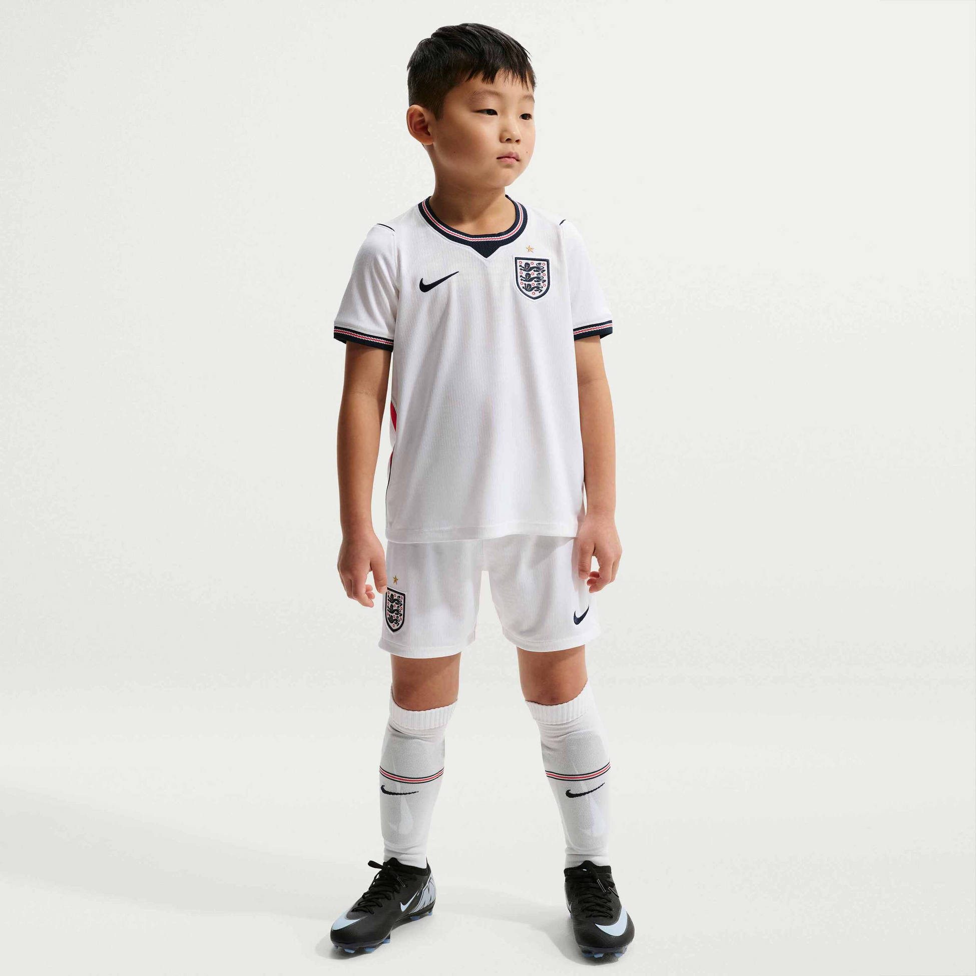 NIKE, Younger Kids' Football Replica 3-piece Kit England 2026 Stadium Home
